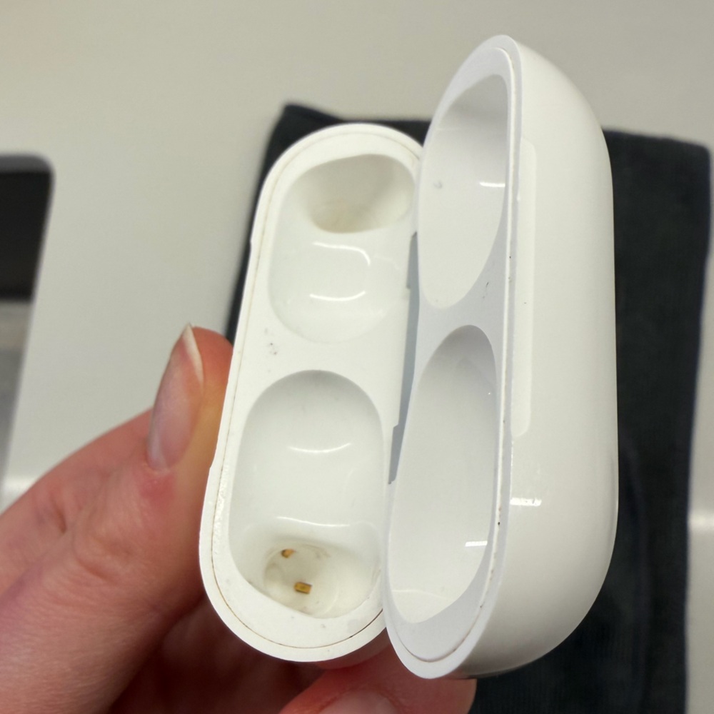 AirPod Pros 1st Gen - Wireless Earbuds with Case - Picture 10 of 14